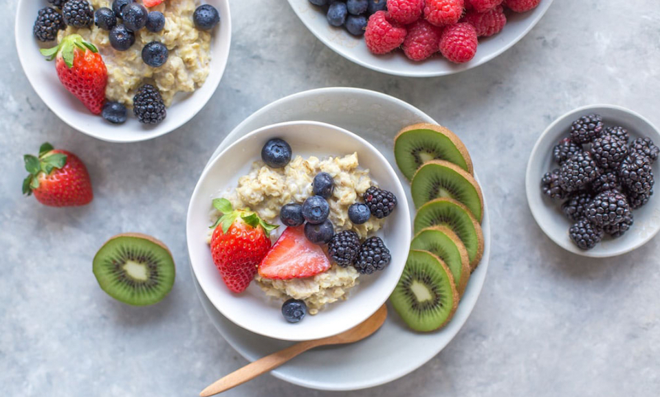 colazione con porridge e frutta