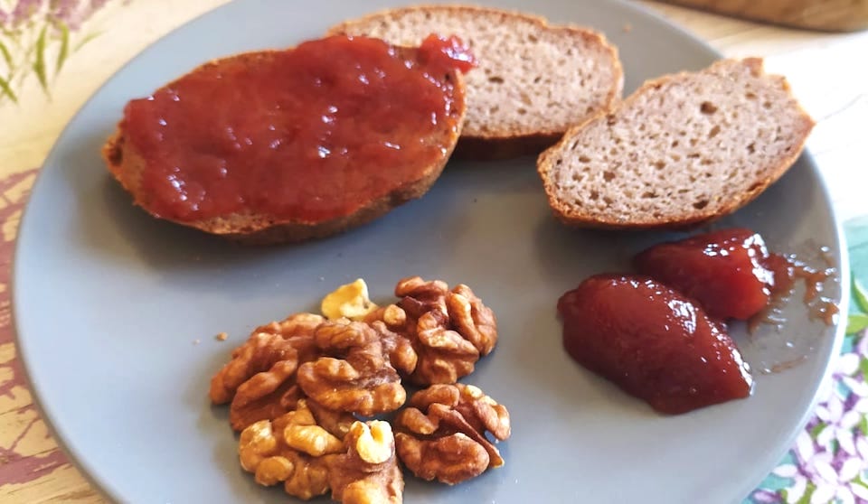 colazione pane marmellata e noci